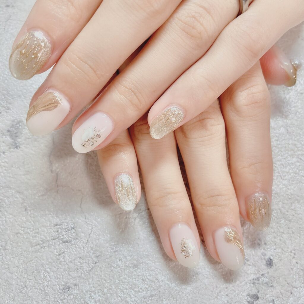 淡いピンクのネイル